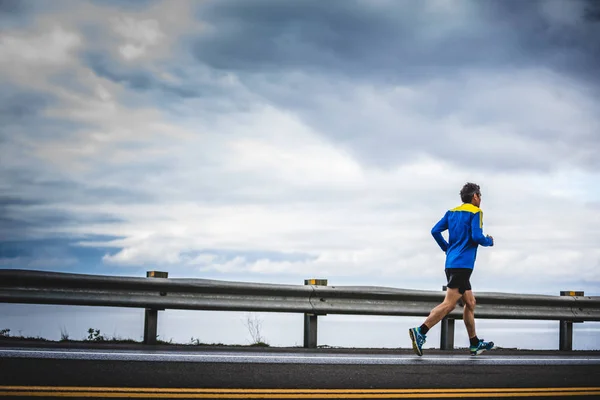 Maratonista Sozinho ao lado da Estrada e Oceano — Fotografia de Stock