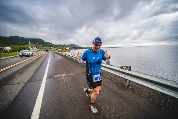 Homem maratonista no lado da estrada e do oceano — Fotografia de Stock