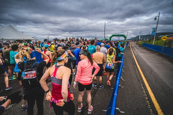 Başlangıç çizgisinde bekleyen koşucu