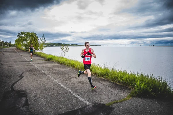 Hombre maratonista corriendo — Foto de Stock