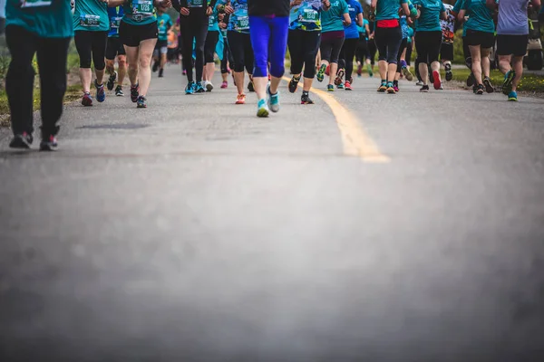 Achtergrond van marathonlopers voeten — Stockfoto