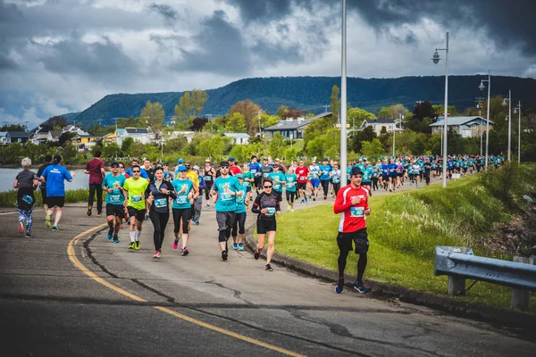Caddenin her iki yanında marathoners 