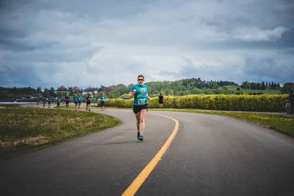 Kvinna som leder en grupp av 10 k löpare — Stockfoto