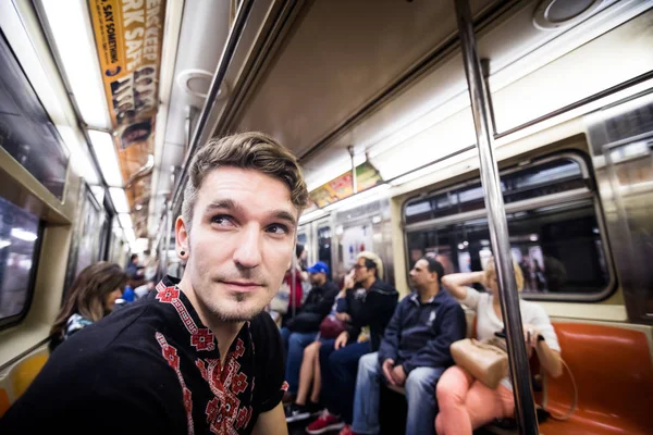Человек в вагоне нью-йоркского метро — стоковое фото