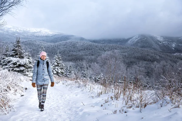 Žena turistické vysoko v horách v zimě — Stock fotografie