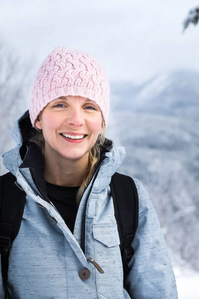 Woman Portrait on the Top of a Mountain in Winter — Stock Photo, Image