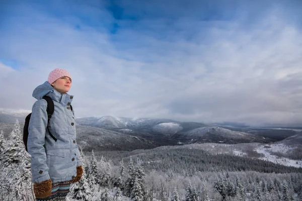Mulher olhando para a vista do topo de uma montanha — Fotografia de Stock