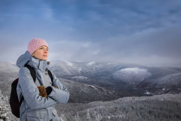 Žena při pohledu na pohled z vrcholu hory — Stock fotografie