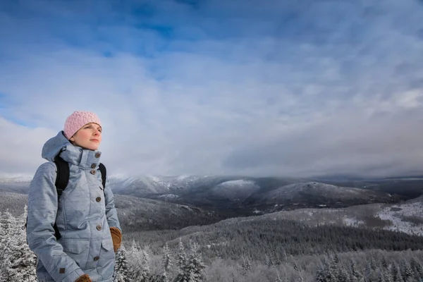 Žena při pohledu na pohled z vrcholu hory — Stock fotografie