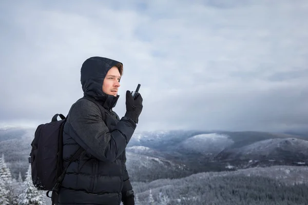 Homem sozinho no topo da montanha durante o inverno — Fotografia de Stock