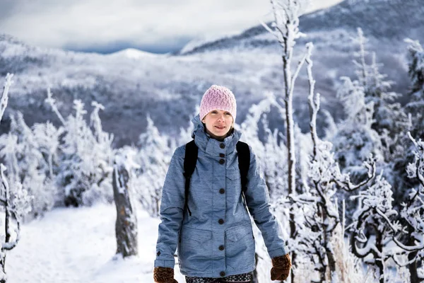 女人在冬季徒步在山高 — 图库照片