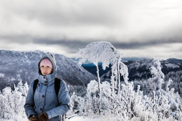 Žena turistické vysoko v horách v zimě — Stock fotografie