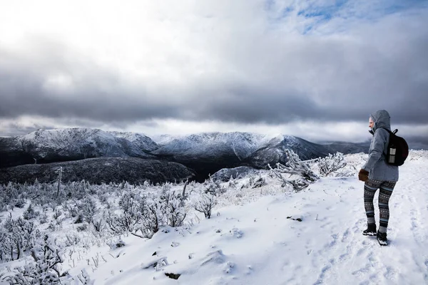 Túrázás a magas hegyekben télen nő — Stock Fotó