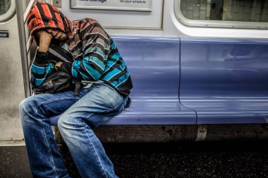 Manhattan metroda, uyuyan adam 