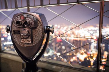 Empire State binasının tepesinde dürbün 