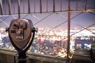Empire State binasının tepesinde dürbün 