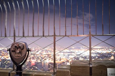 Empire State binasının tepesinde dürbün 