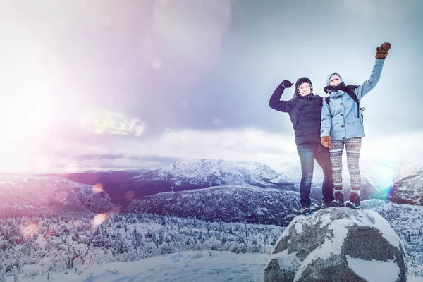 Hrdí pár na vrcholu hory v zimě — Stock fotografie