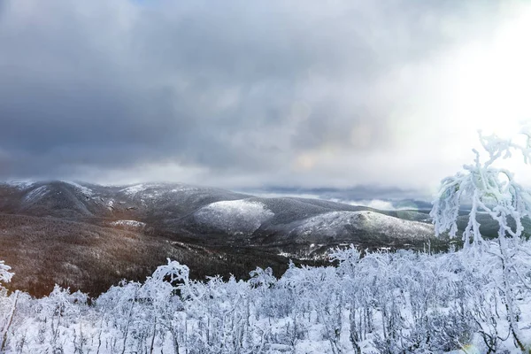 Paisagem de Inverno do topo da montanha no Canadá — Fotografia de Stock