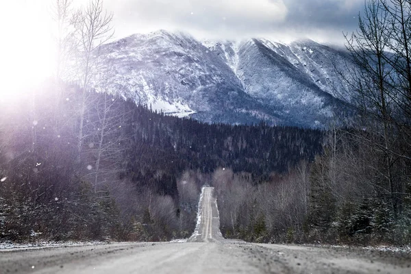 Vinterlandskap från toppen av berget i Kanada — Stockfoto