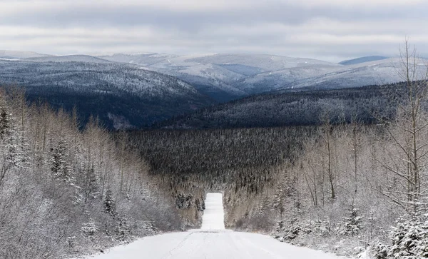 Paysage hivernal depuis le sommet de la montagne au Canada — Photo