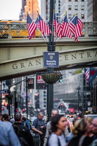 Brug en Usa vlaggen bij de uitgang van de Grans centraal metrostation — Stockfoto