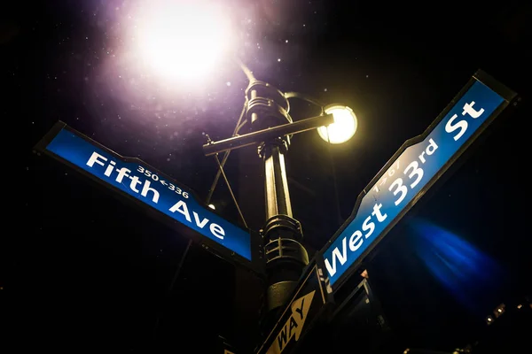 Light Post e Fifth Avenue Street Sign — Fotografia de Stock