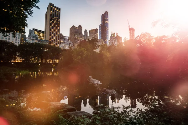 黎明，在中央公园与如今的日落 — 图库照片