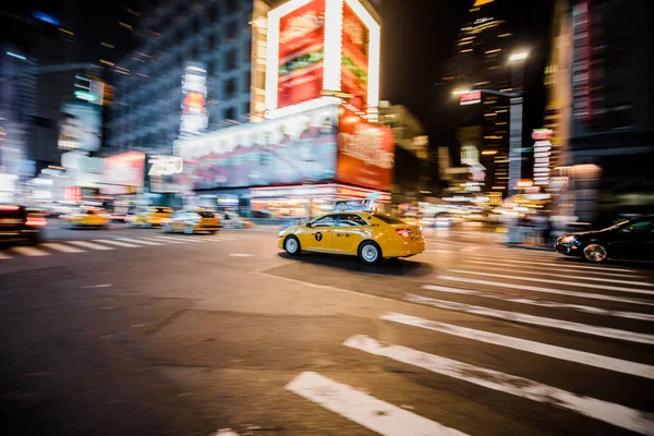 NYC Yellow Cab passando rápido à noite — Fotografia de Stock