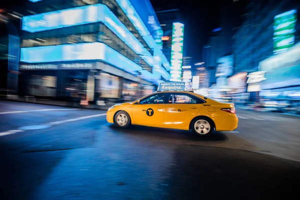 NYC sarı hızlı gece geçen taksi — Stok fotoğraf