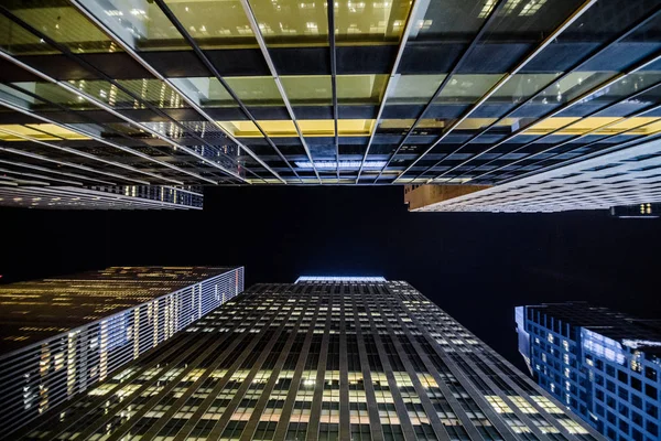 Grattacieli vicino a Timesquare di notte a New York — Foto Stock