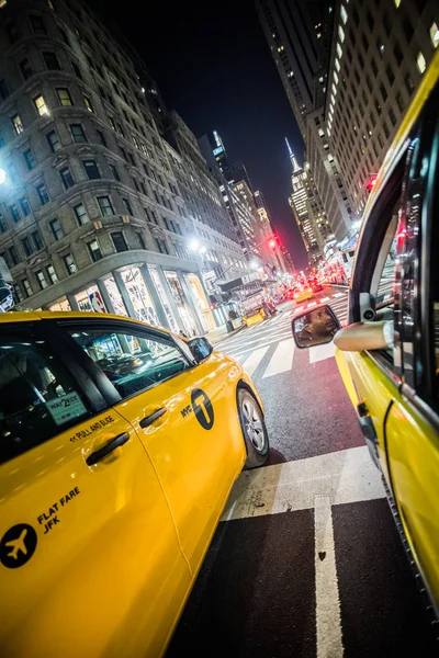Széles nézet a sárga Cab-New York — Stock Fotó