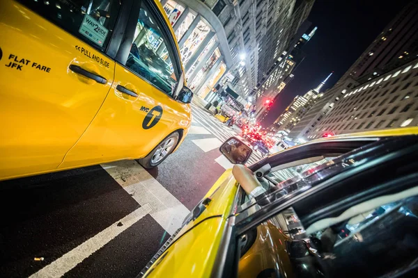 Vista ampla do Yellow Cab em Nova York — Fotografia de Stock