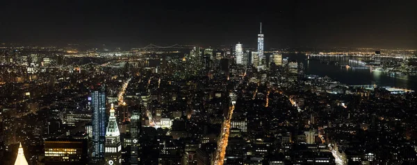 Geceleri Manhattan New York havadan görünümü