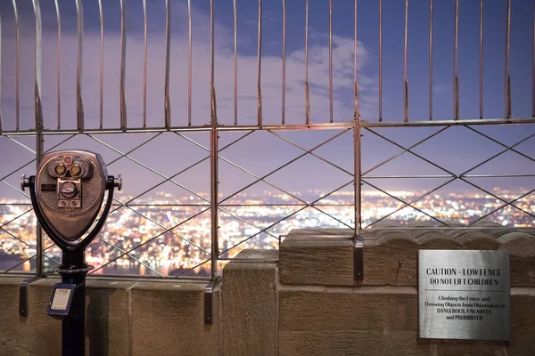 Jumelles au sommet de l'Empire State Building — Photo