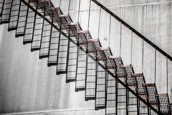 Scala della raffineria di petrolio abbandonata — Foto Stock