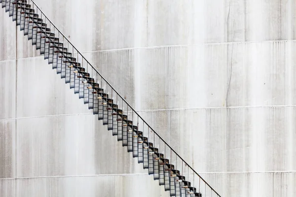 Terk edilmiş petrol rafinerisi merdiven — Stok fotoğraf