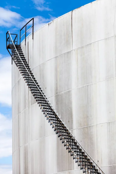 放棄された石油精製所の階段 — ストック写真