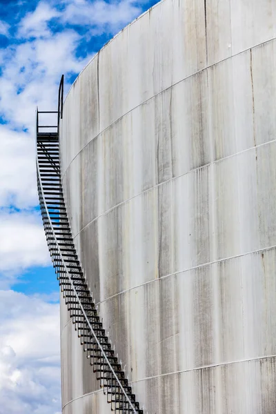 Η σκάλα του διυλιστηρίου πετρελαίου εγκαταλελειμμένα — Φωτογραφία Αρχείου