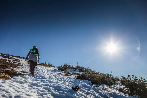 Donna che raggiunge la cima della montagna Richardson — Foto Stock