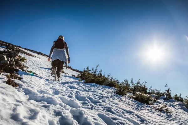 Frau erreicht Gipfel des Richardson-Berges — Stockfoto