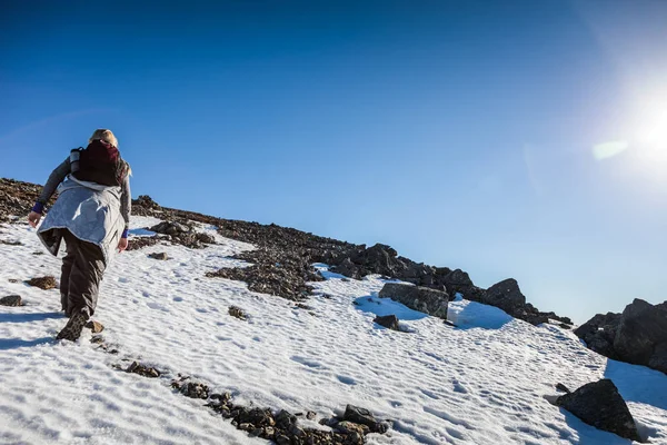 Φτάνοντας στην κορυφή του βουνού Richardson γυναίκα — Φωτογραφία Αρχείου