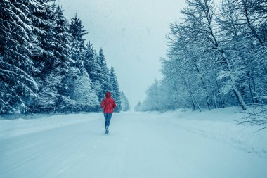 Kışın çalışan yalnız kadın