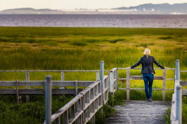 Muhteşem manzaraya bir balkondan arayan kadın