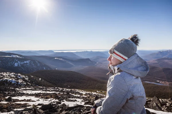 Donna godendo la vista della montagna di Richardson — Foto Stock