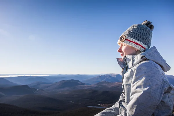 Nő élvezi a kilátást a Richardson-hegy — Stock Fotó