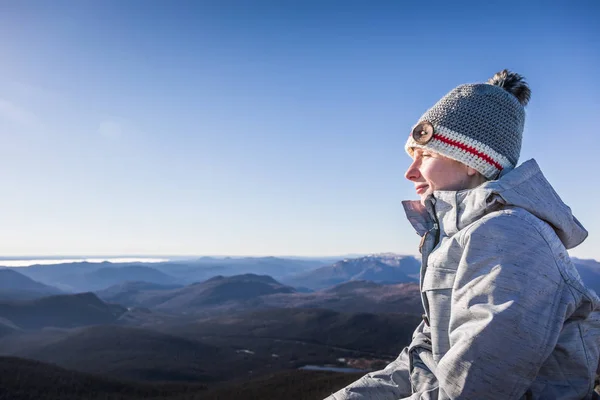 Femme jouissant de la vue sur la montagne Richardson — Photo