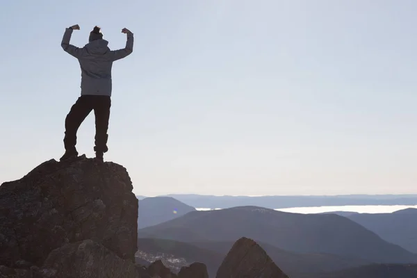 Perempuan Menikmati Sukses Pegunungan Richardson — Stok Foto