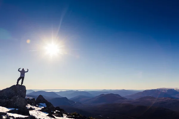 Mujer disfrutando del éxito de las montañas Richardson — Foto de Stock