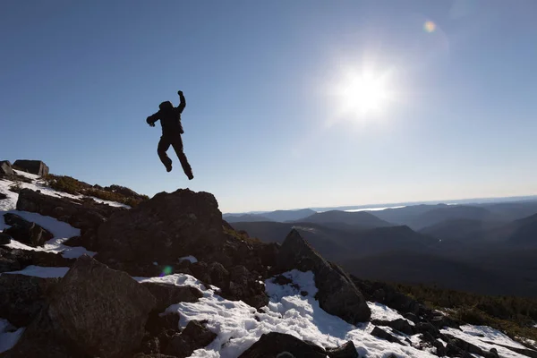 Mann genießt den Erfolg der reichen Berge — Stockfoto